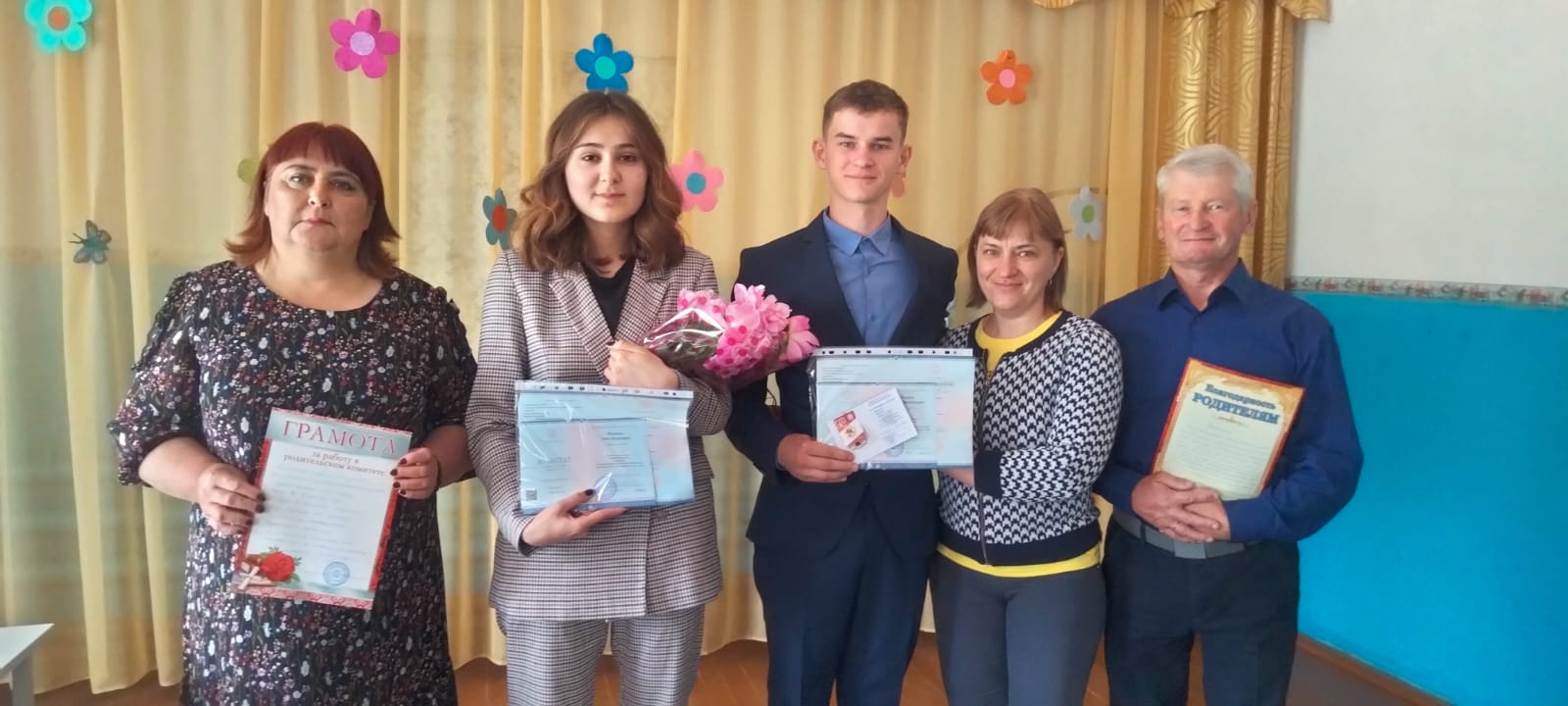 Вручение аттестатов выпускникам 11 класса.