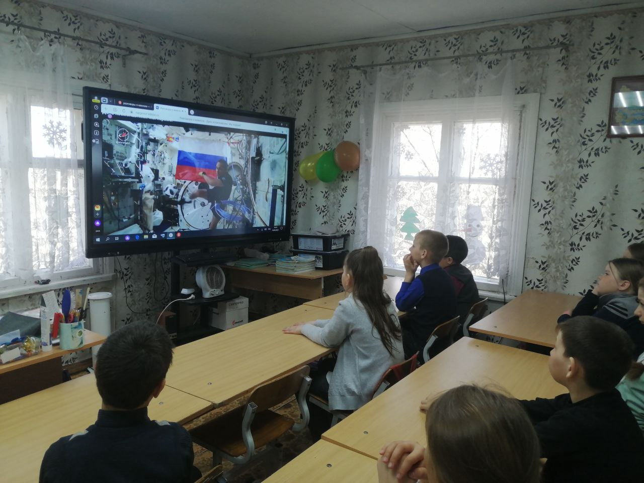 Внеурочные занятия «Разговоров о важном»  на тему «День космонавтики. Мы — первые!»..