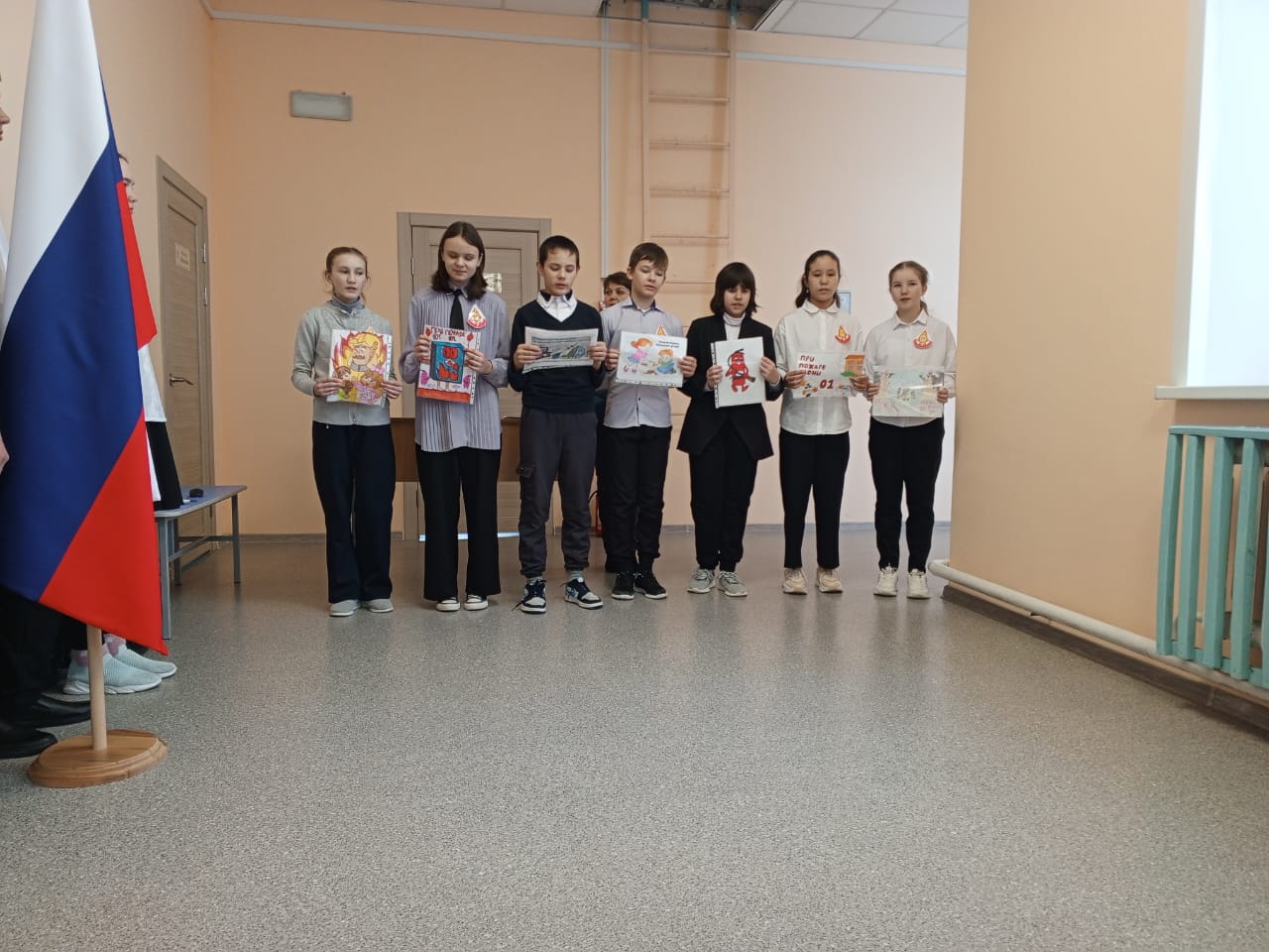 «Мы все едины, как один! Звони! Наш номер - 01».