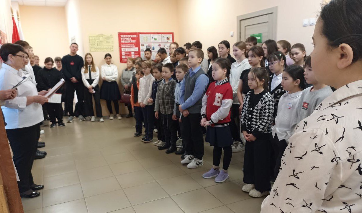 Торжественная общешкольная линейка, посвящённая закрытию месячника оборонно-массовой и спортивной работы..