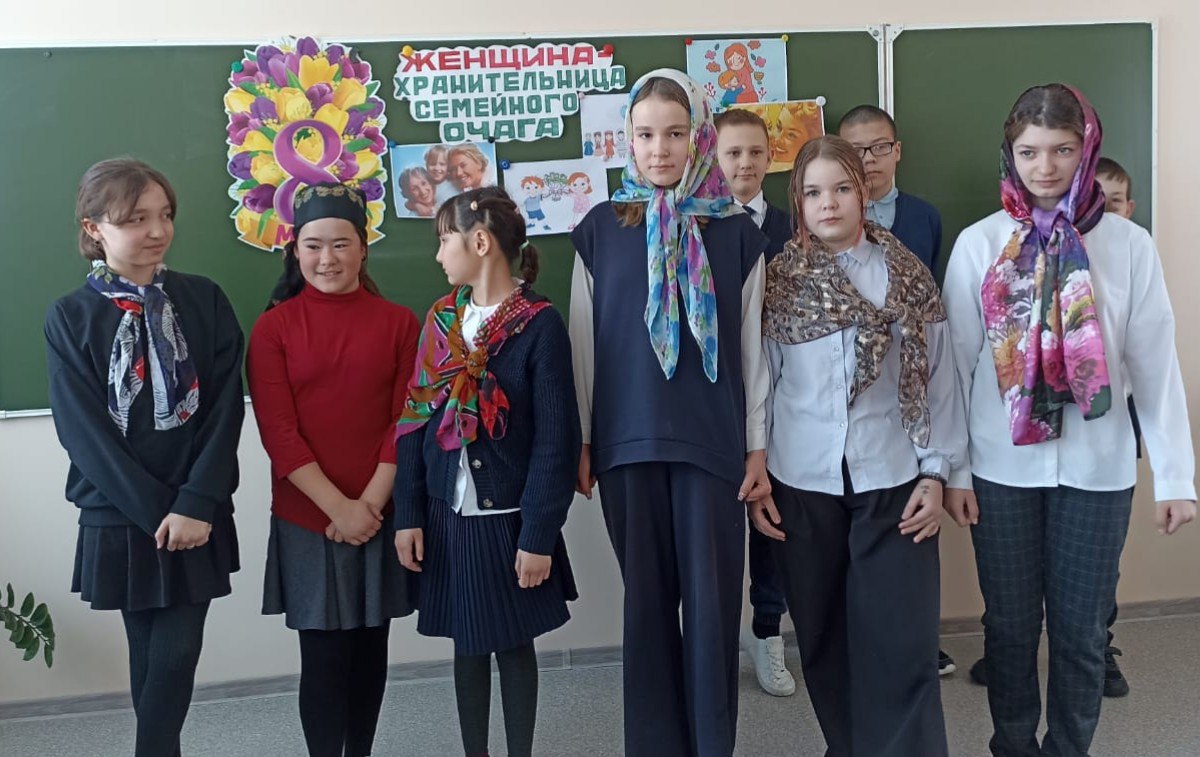 Познавательно — игровая программа  «В мир приходит женщина, чтоб очаг беречь!».