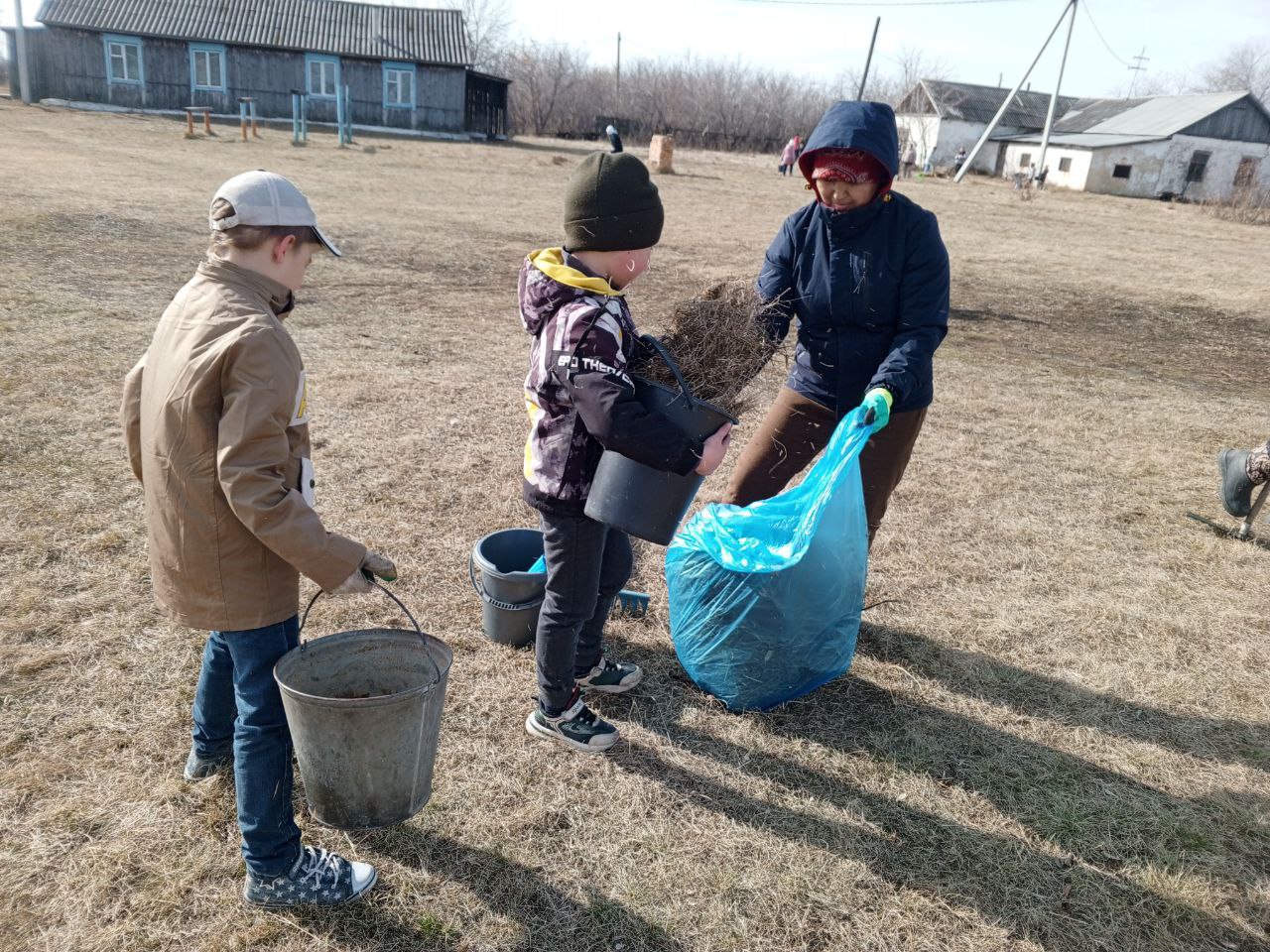 Субботник на пришкольном участке.